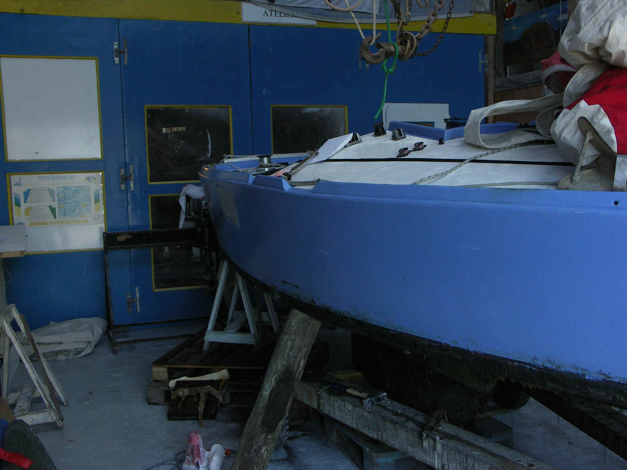 vue de cot sous hangar.jpg (997650 octets)